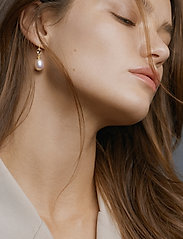 Julie Sandlau - Callas Earrings - helmikorvakorut - gold - 0