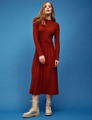 Jumperfabriken - Joanne Dress Rust - knitted dresses - rust - 2