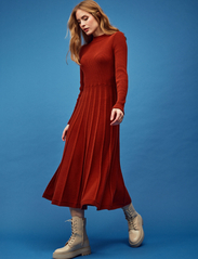 Jumperfabriken - Joanne Dress Rust - knitted dresses - rust - 3