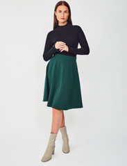 Jumperfabriken - Sarita skirt Darkgreen - kurze röcke - green - 2