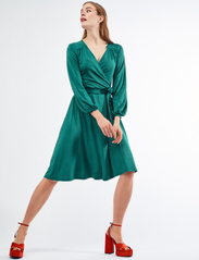 Jumperfabriken - Annie dress green - wrap dresses - green - 4