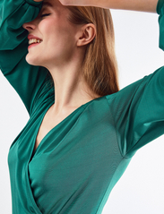 Jumperfabriken - Annie dress green - omlottklänning - green - 5