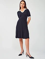Jumperfabriken - Mallory - knitted dresses - black - 2