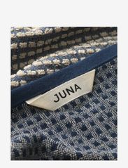 Juna - Check Towel 70x140 cm dark blue/sand - alhaisimmat hinnat - dark blue/sand - 2