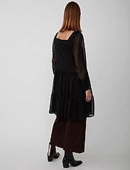 Just Female - Lula dress - midi kjoler - black - 3