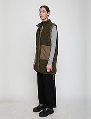 Just Female - Cosmo vest - polsterētas vestes - dark olive - 3
