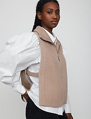 Just Female - Gorm zip vest - knitted vests - taupe - 6