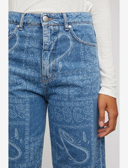 Just Female - Bold jeans 0110 - sirge säärega teksad - light blue scarf - 2
