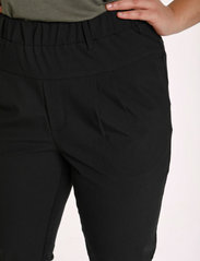 Kaffe Curve - KCjia Pants - kitsalõikelised püksid - black deep - 4