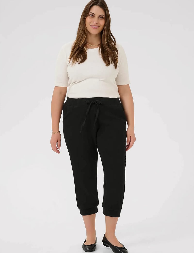Kaffe Curve - KCnana Capri Pants - capri byxor - black deep - 3