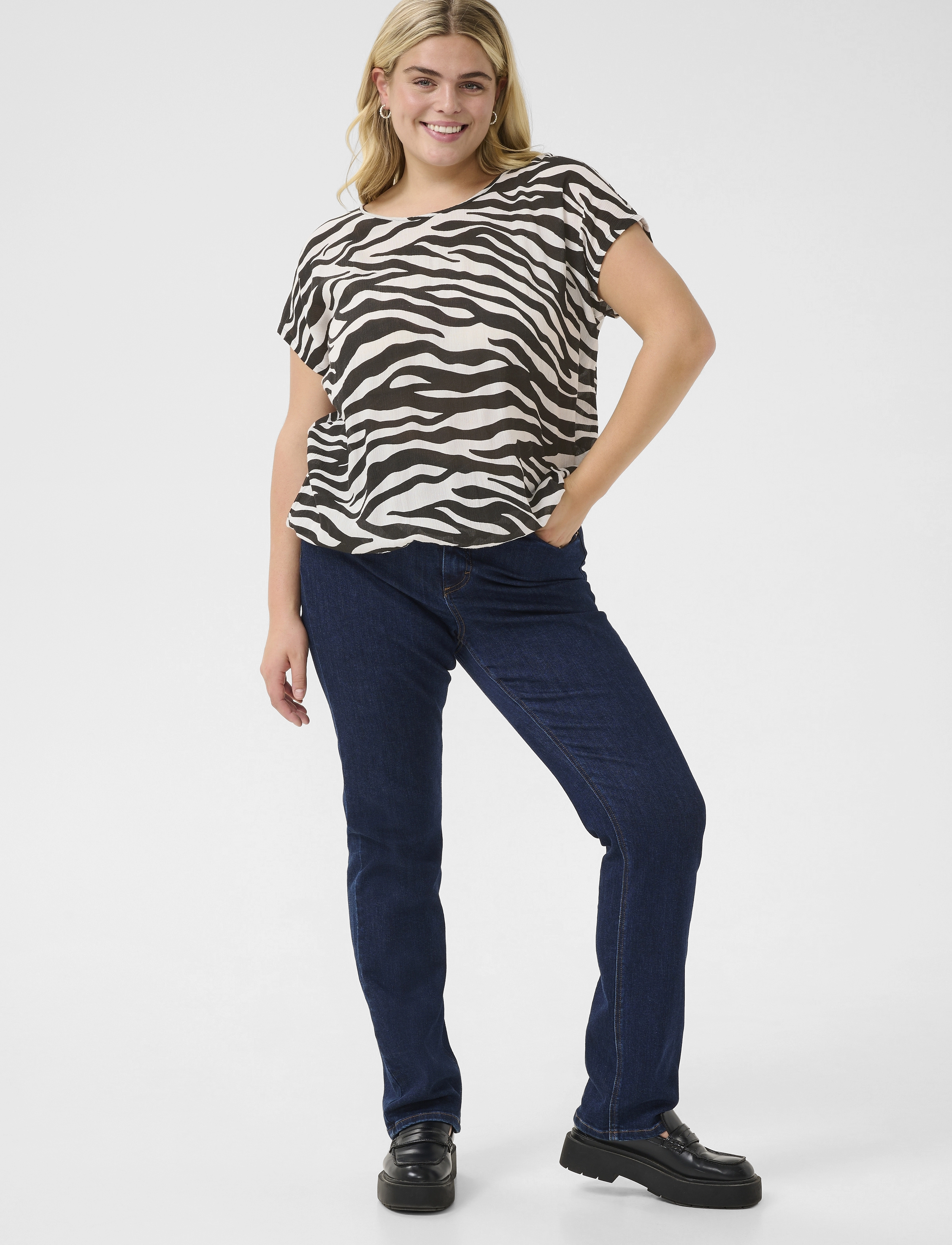 Kaffe Curve - KCami Stanley Printed - kortärmade blusar - black/chalk animal print - 3