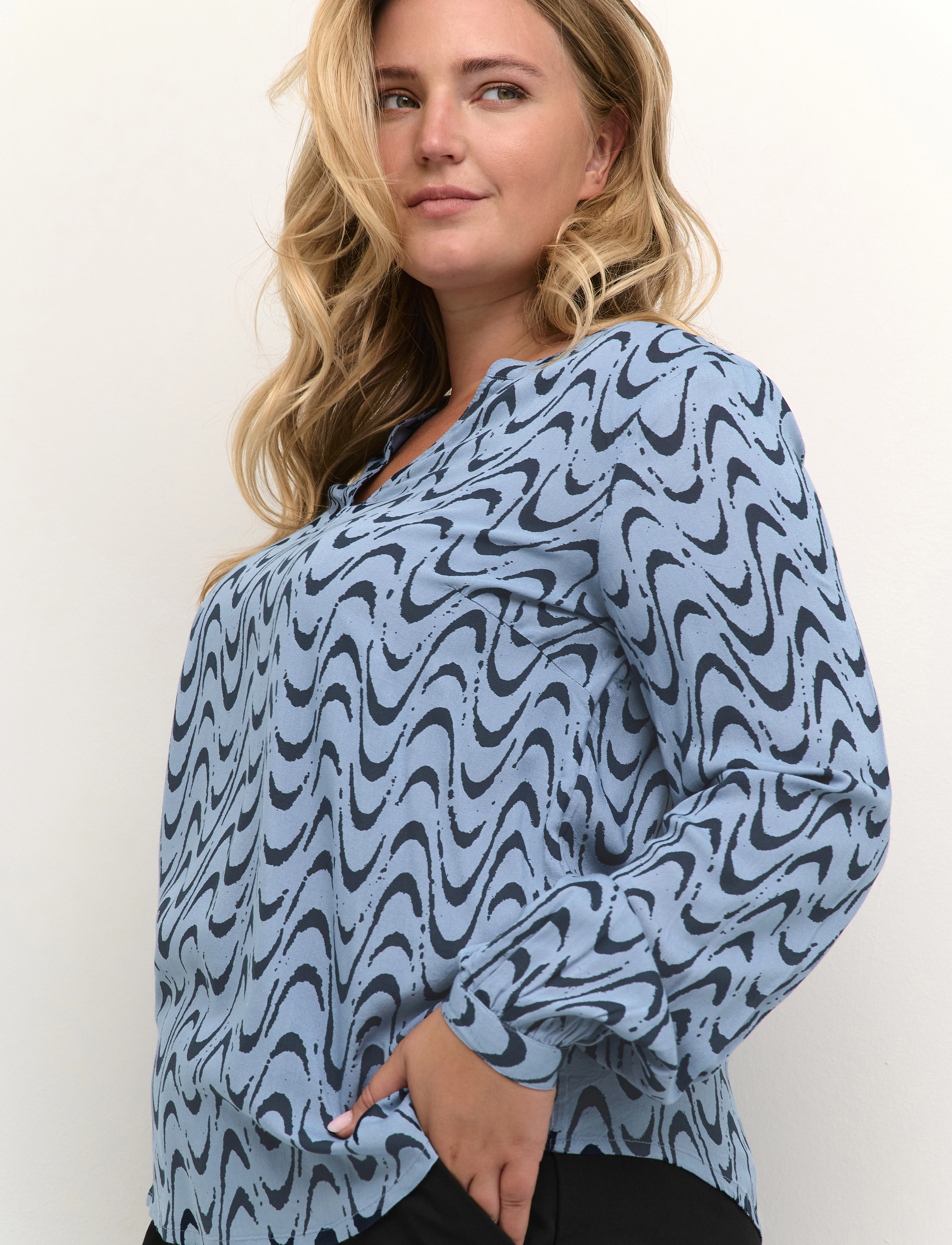 Kaffe Curve - KCnora Blouse - faded denim graphic print - 5