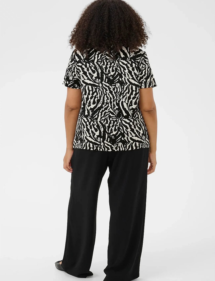 Kaffe Curve - KCmella Jersey Blouse - lühikeste varrukatega pluusid - black deep/chalk s animal - 0