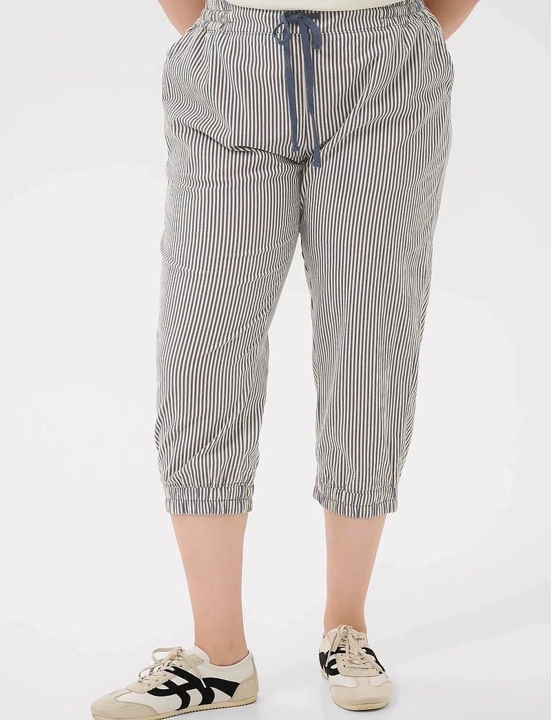 Kaffe Curve - KCnana Striped Capri Pants - capri bukser - midnight/white stripe - 0