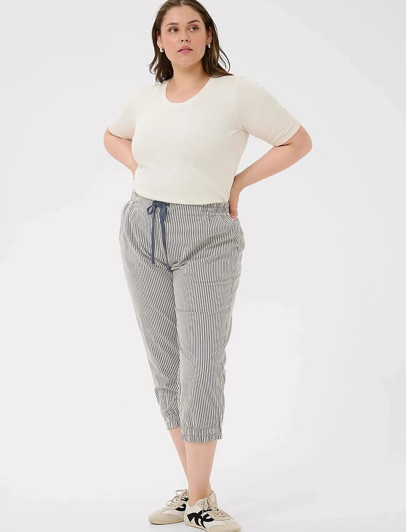Kaffe Curve - KCnana Striped Capri Pants - capri bukser - midnight/white stripe - 3