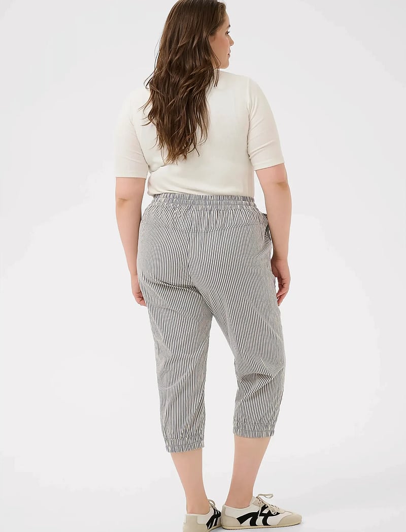 Kaffe Curve - KCnana Striped Capri Pants - capri bukser - midnight/white stripe - 4