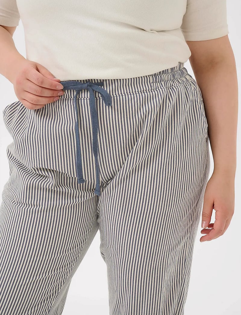 Kaffe Curve - KCnana Striped Capri Pants - capri bukser - midnight/white stripe - 5