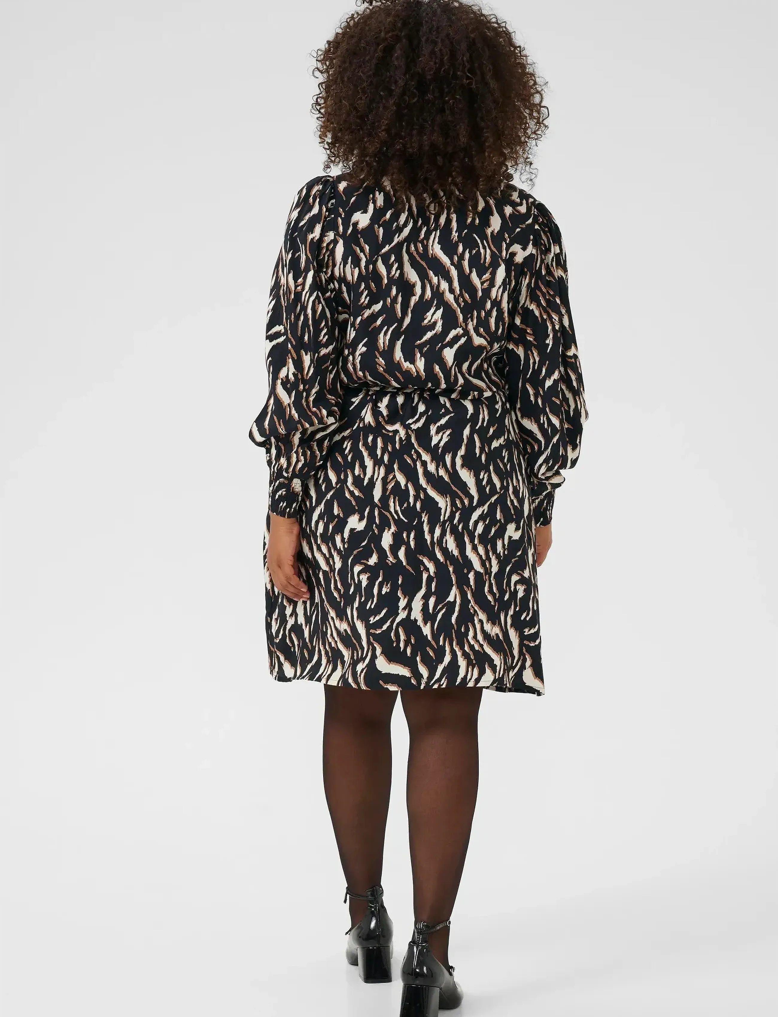Kaffe Curve - KCmilina Dress - sommarklänningar - black/brown graphic animal - 4