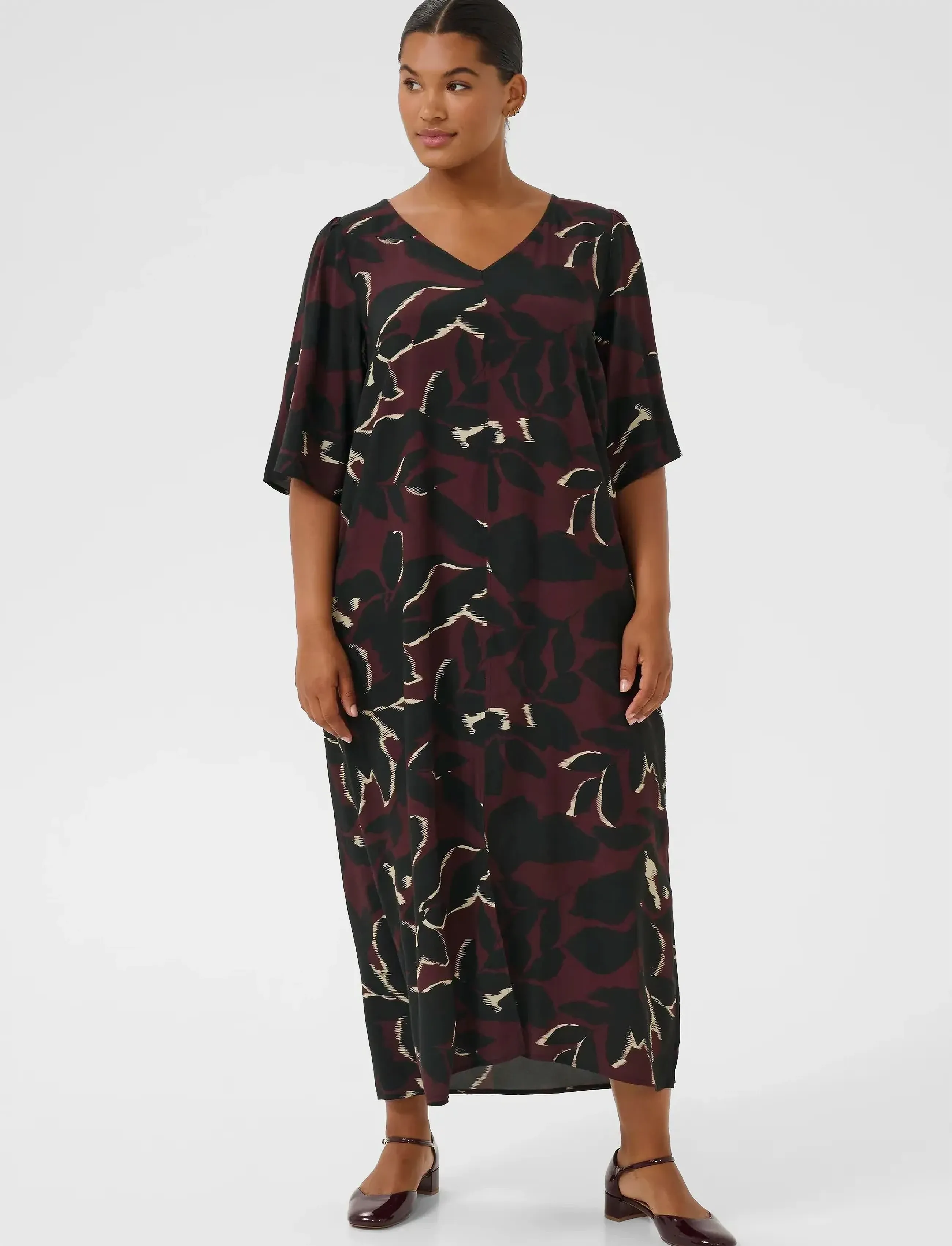 Kaffe Curve KCmilana Dress - T-shirtkjoler - WINDSOR WINE/BLACK FLOWER / brown