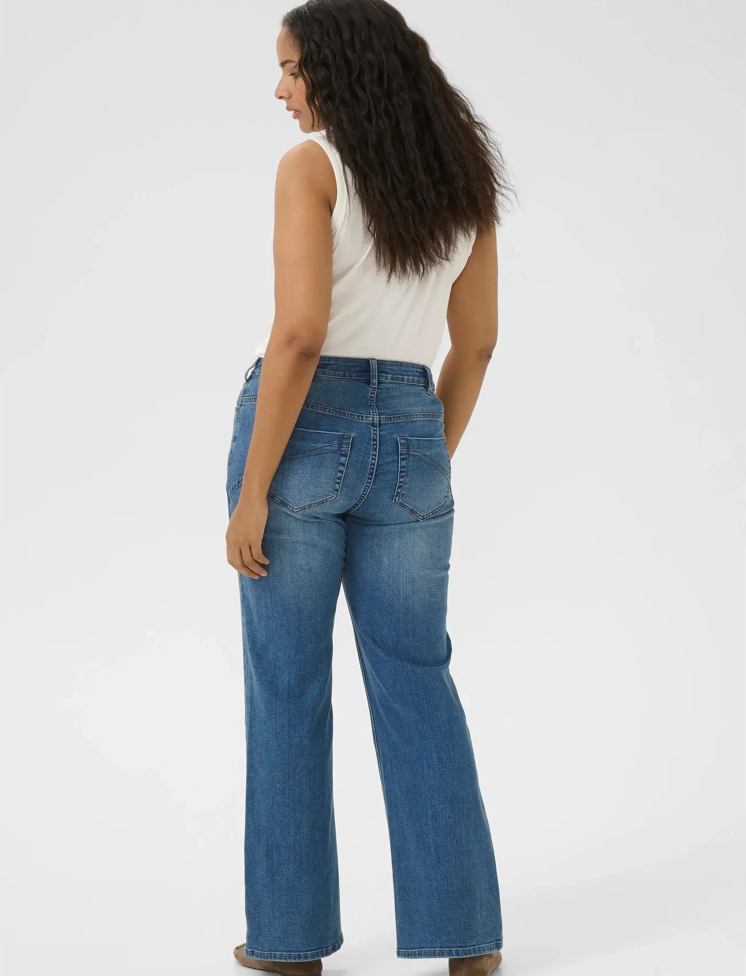 Kaffe Curve - KCflora Flared Full Lenght Jeans - schlaghosen - medium blue denim - 4