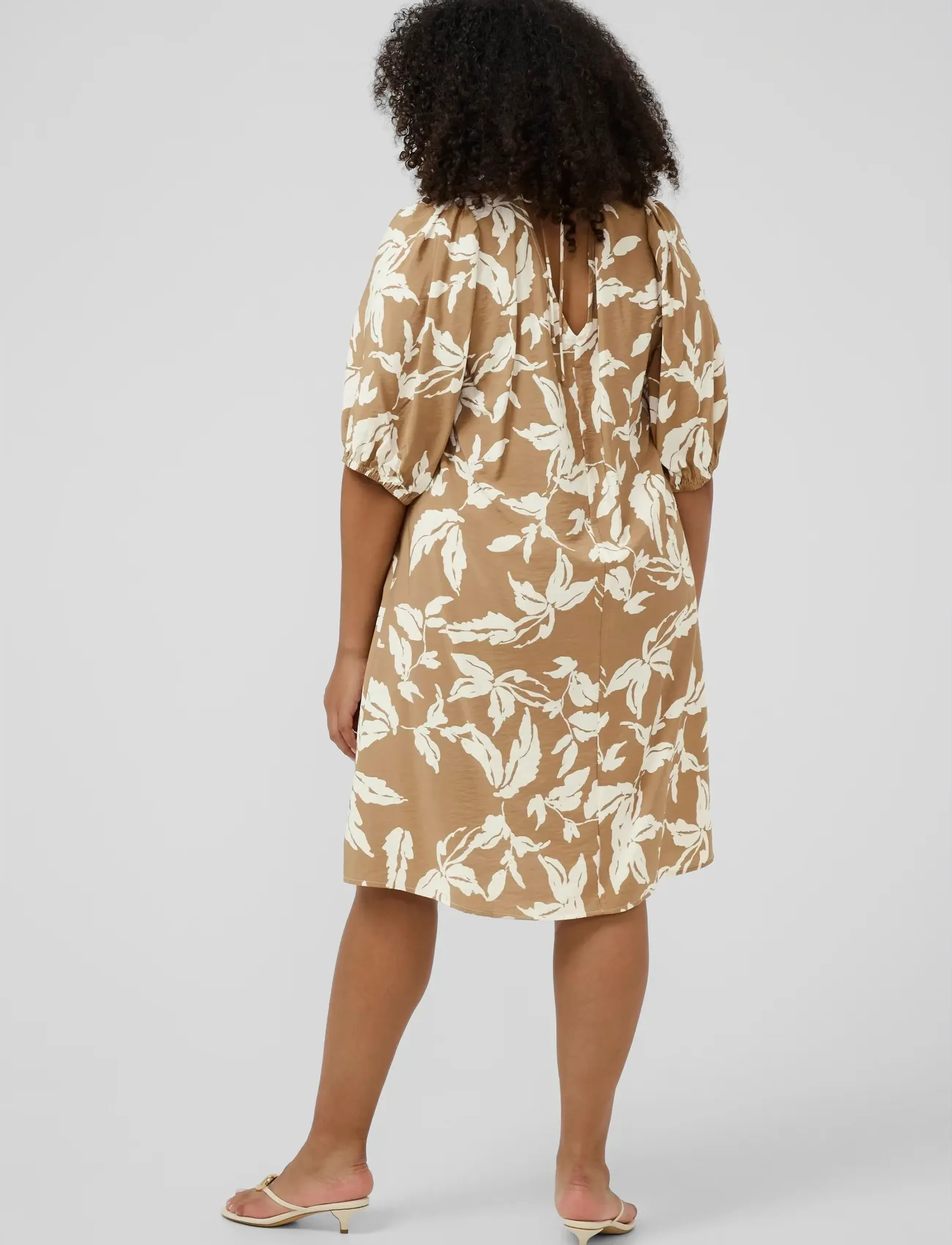 Kaffe Curve KCmarla Dress - Kleider - OAK CHALK LEAFS / white
