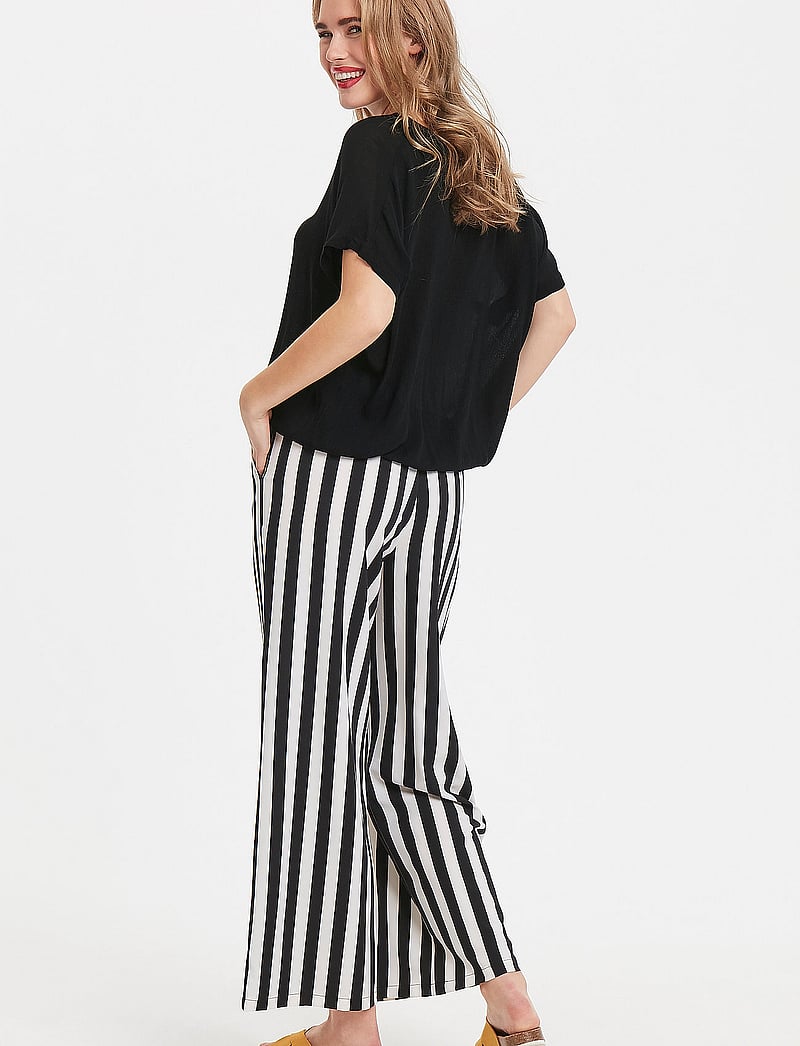 Kaffe - KAamber Stanley - kortærmede bluser - black deep - 4