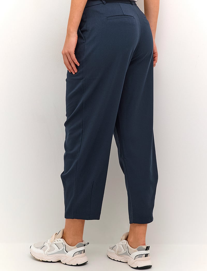 Kaffe - KAmerle Pants Cropped - kostymbyxor - midnight marine - 4
