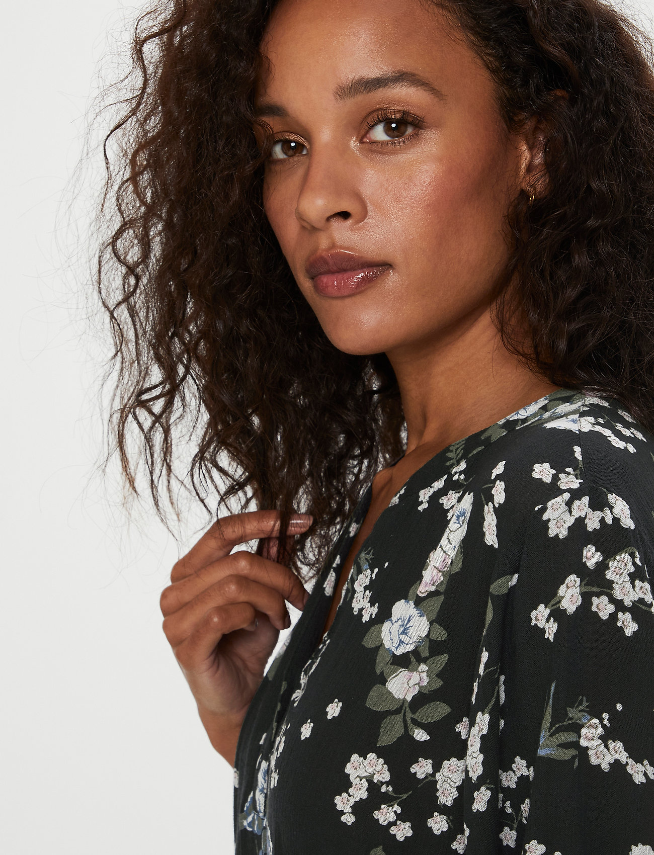 Kaffe - KAekua Amber Dress - midikleidid - black multi color flower print - 5