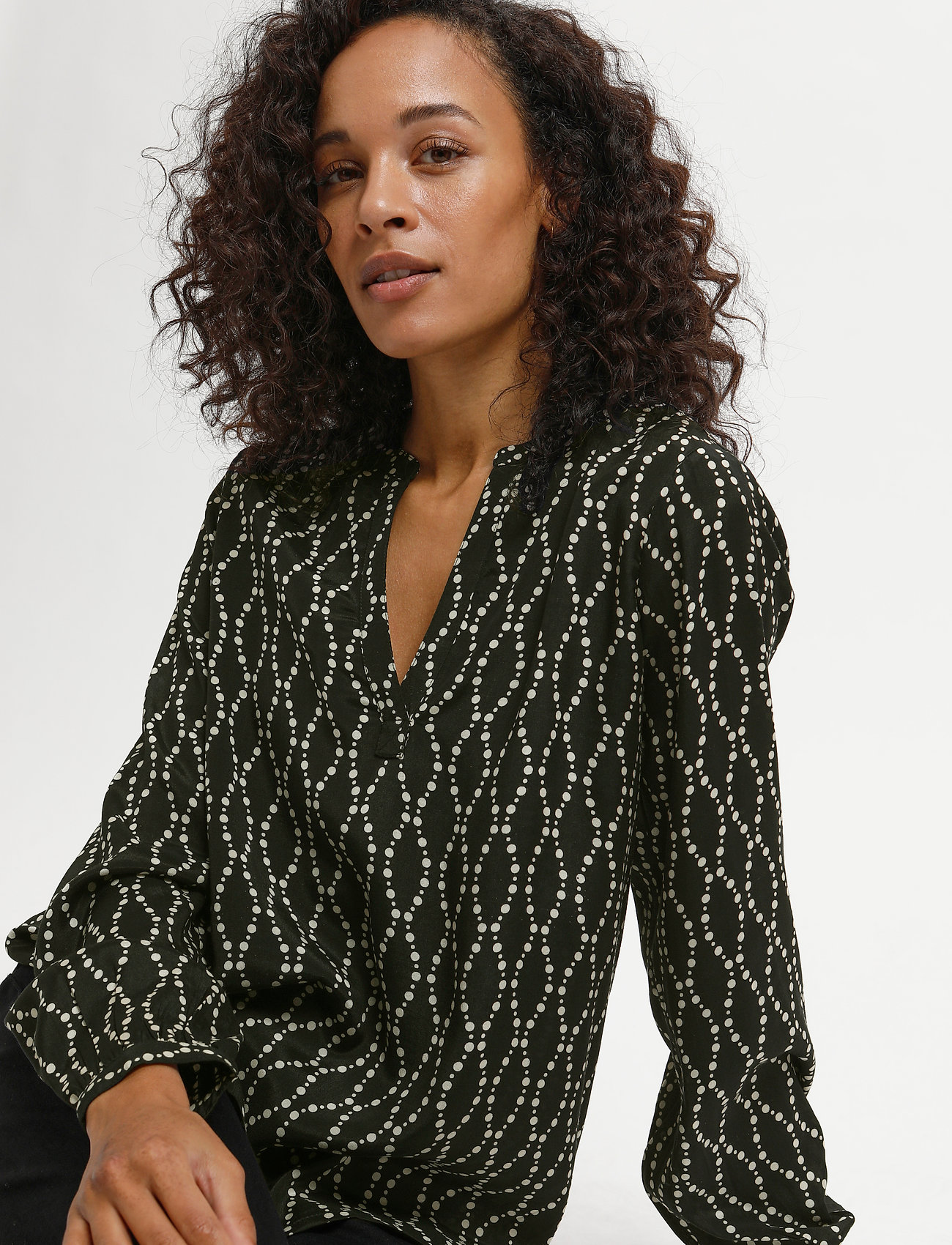 Kaffe - KAolan Blouse - långärmade blusar - black / sand chain print - 4