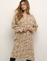 Kaffe - KAaroa Amber Tunic - marškinių tipo suknelės - camel / black lines print - 2