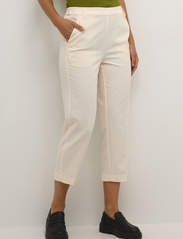 Kaffe - KAsakura HW Cropped Pants - ballīšu apģērbs par outlet cenām - antique white - 2