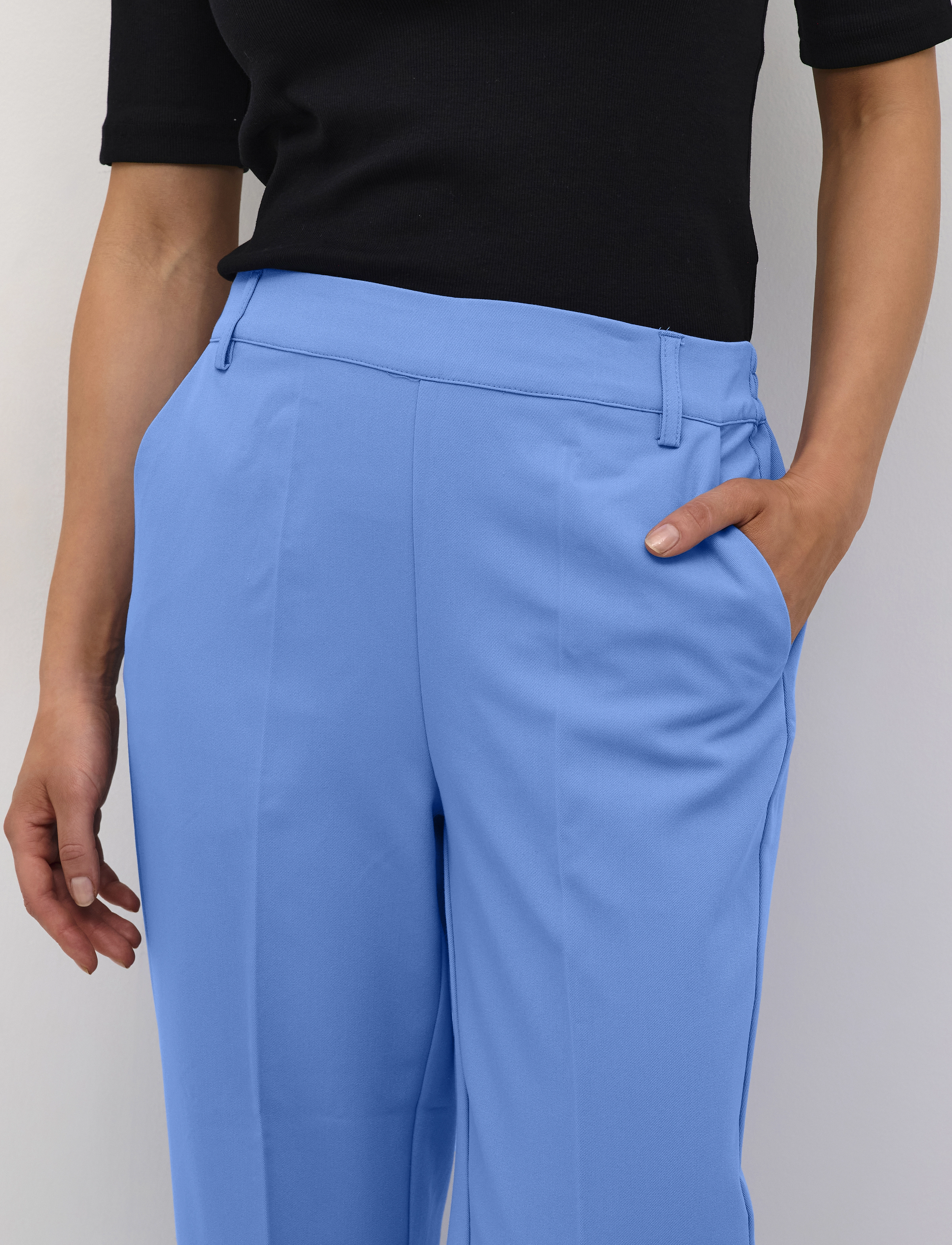 Kaffe - KASAKURA HW CROPPED PANTS - straight leg hosen - ultramarine - 5
