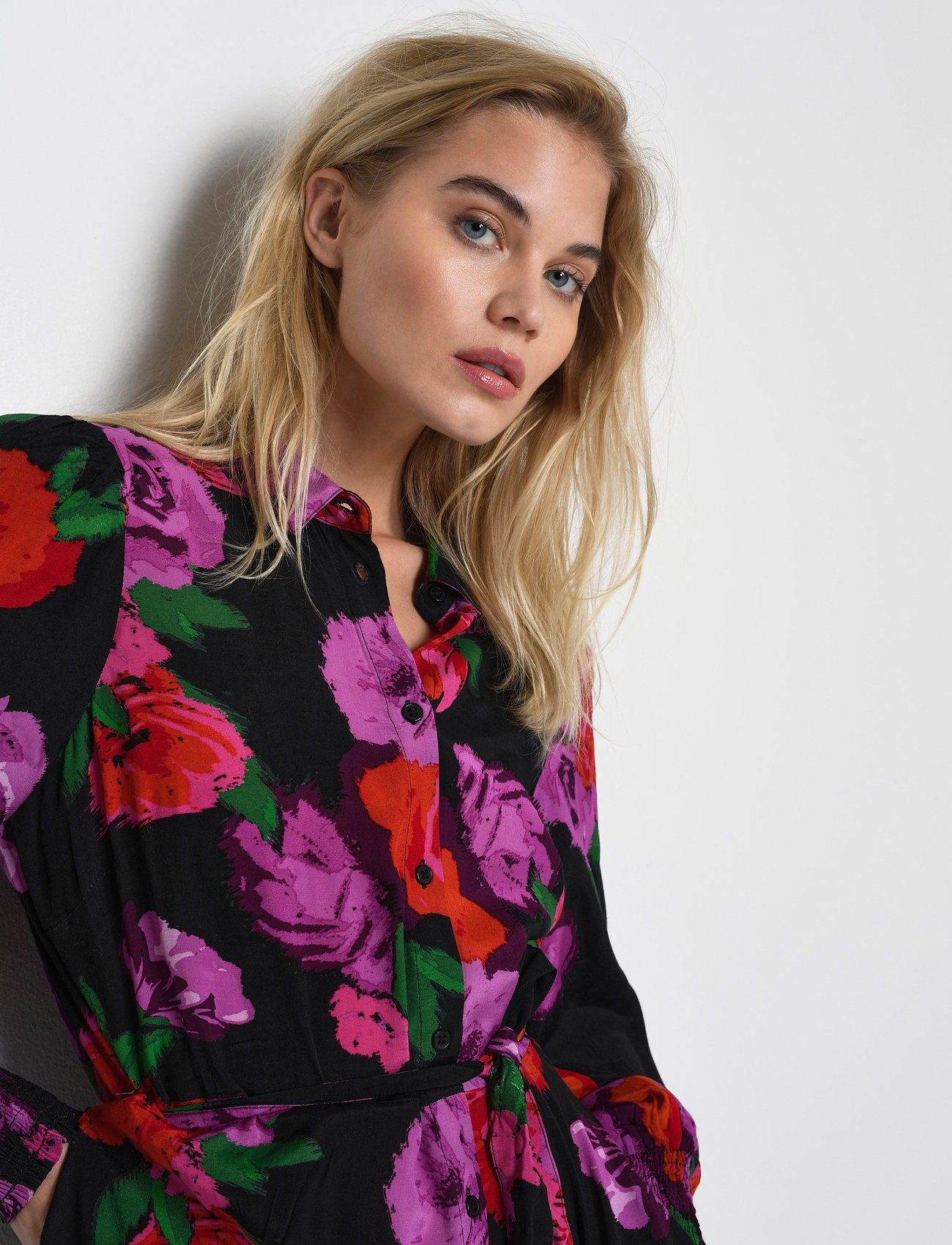 Kaffe - KAflorina Shirt Dress - black -red/purple big flower - 5
