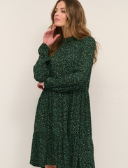 Kaffe - KAsally Amber Dress LS - midimekot - black/green - petit leaf print - 2