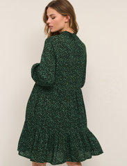 Kaffe - KAsally Amber Dress LS - midimekot - black/green - petit leaf print - 4