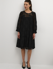 Kaffe - KAraula Lace Dress - odzież imprezowa w cenach outletowych - black deep - 3