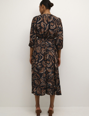 Kaffe - KAdorita Dress - skjortekjoler - black/soft silt leaf print - 3