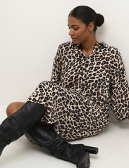 Kaffe - KAmarta Shirt Dress - skjortklänningar - leopard print - 5