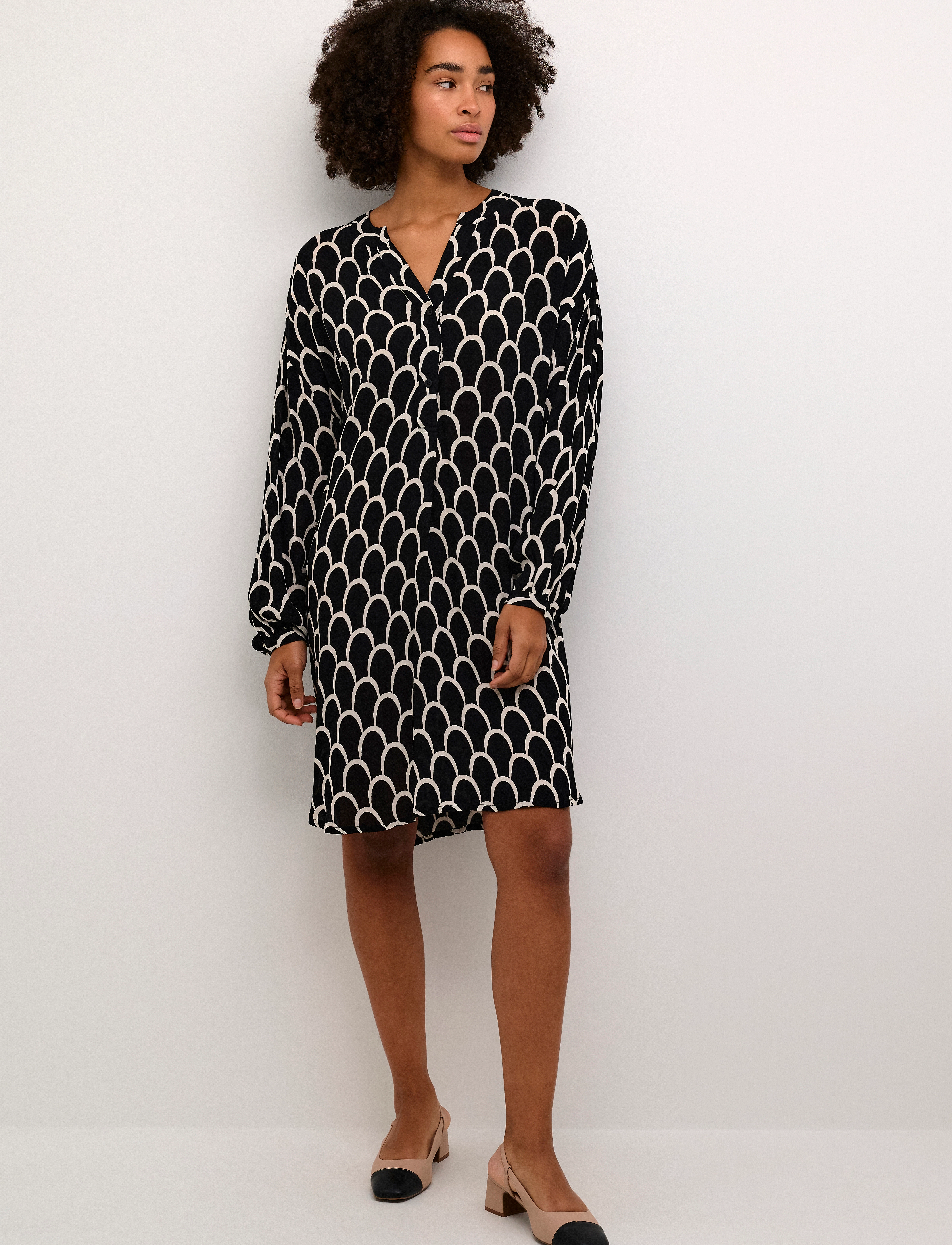 Kaffe - KAamber Pleat Dress Printed - midi kjoler - black and white graphic print - 3