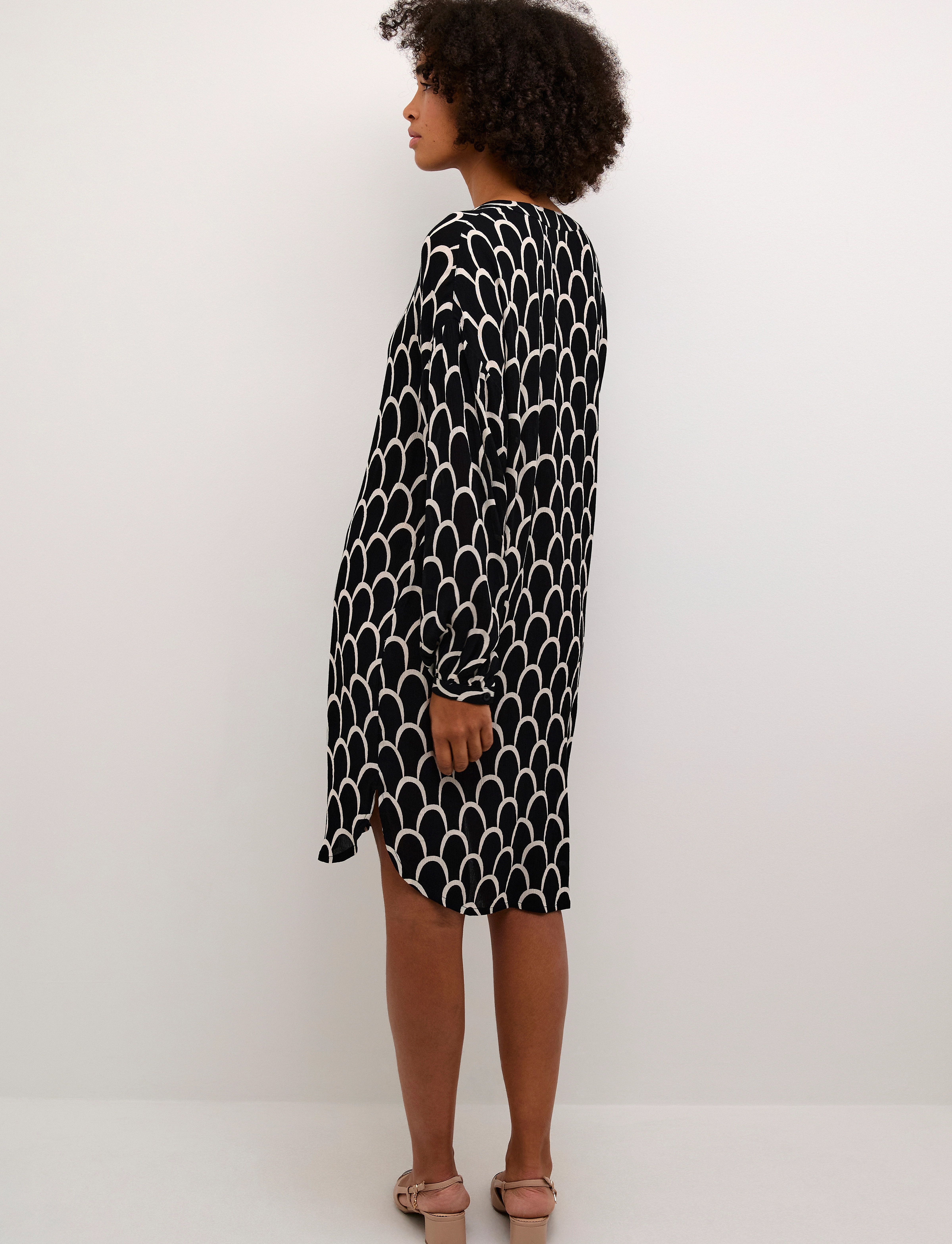 Kaffe - KAamber Pleat Dress Printed - midi kjoler - black and white graphic print - 4