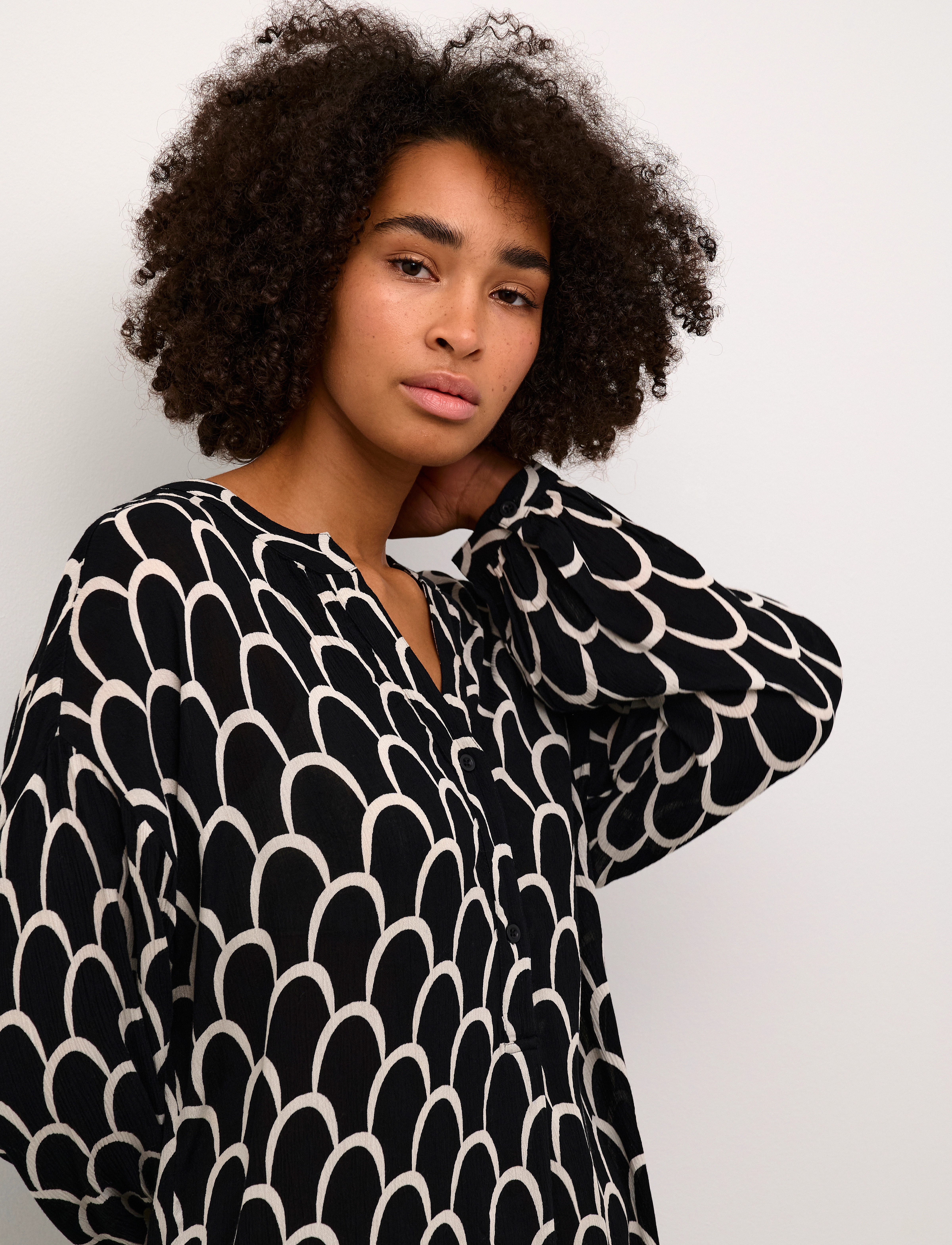 Kaffe - KAamber Pleat Dress Printed - midi kjoler - black and white graphic print - 5