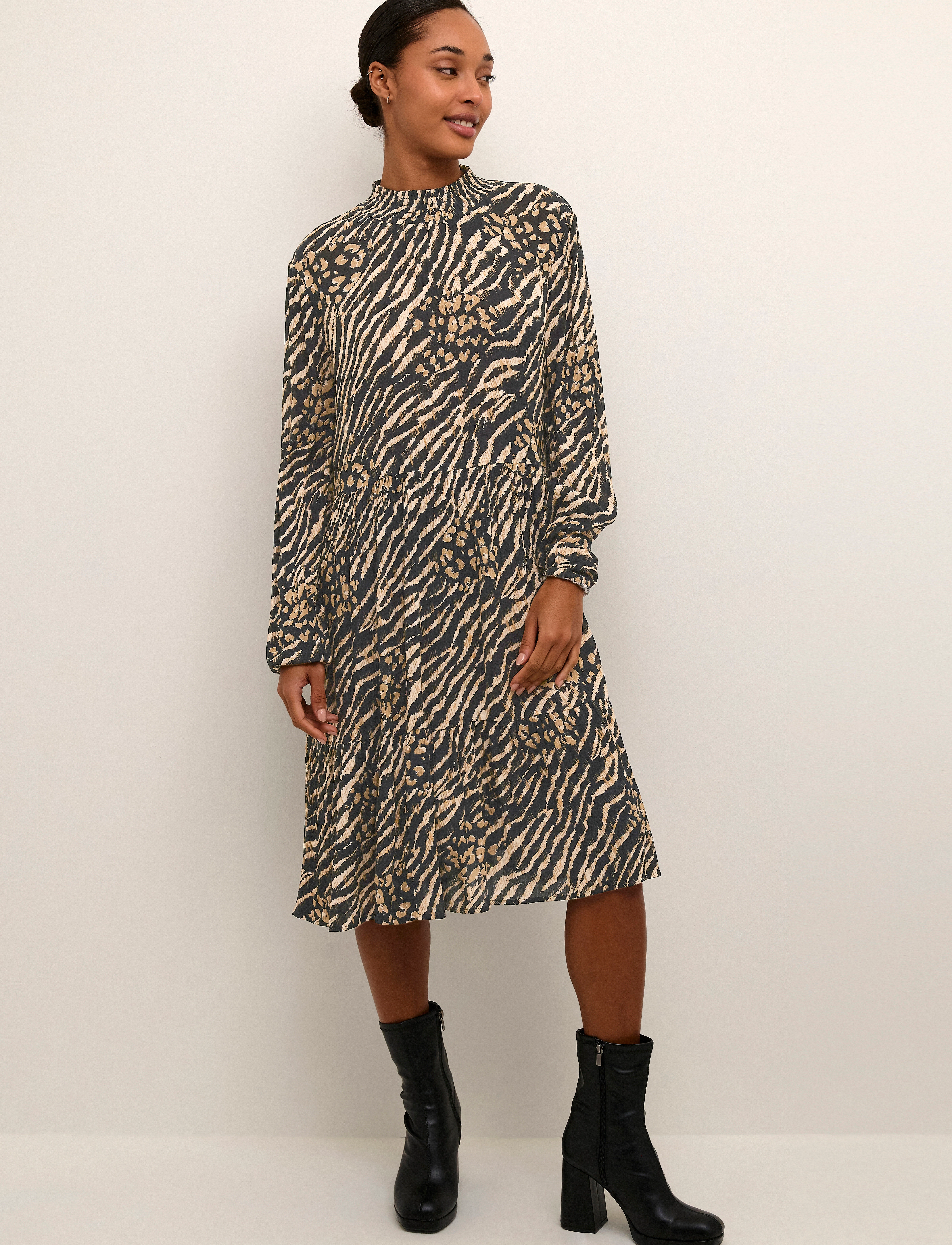 Kaffe - KAamber Smock Dress Printed - midi kjoler - black and brown animal print - 3