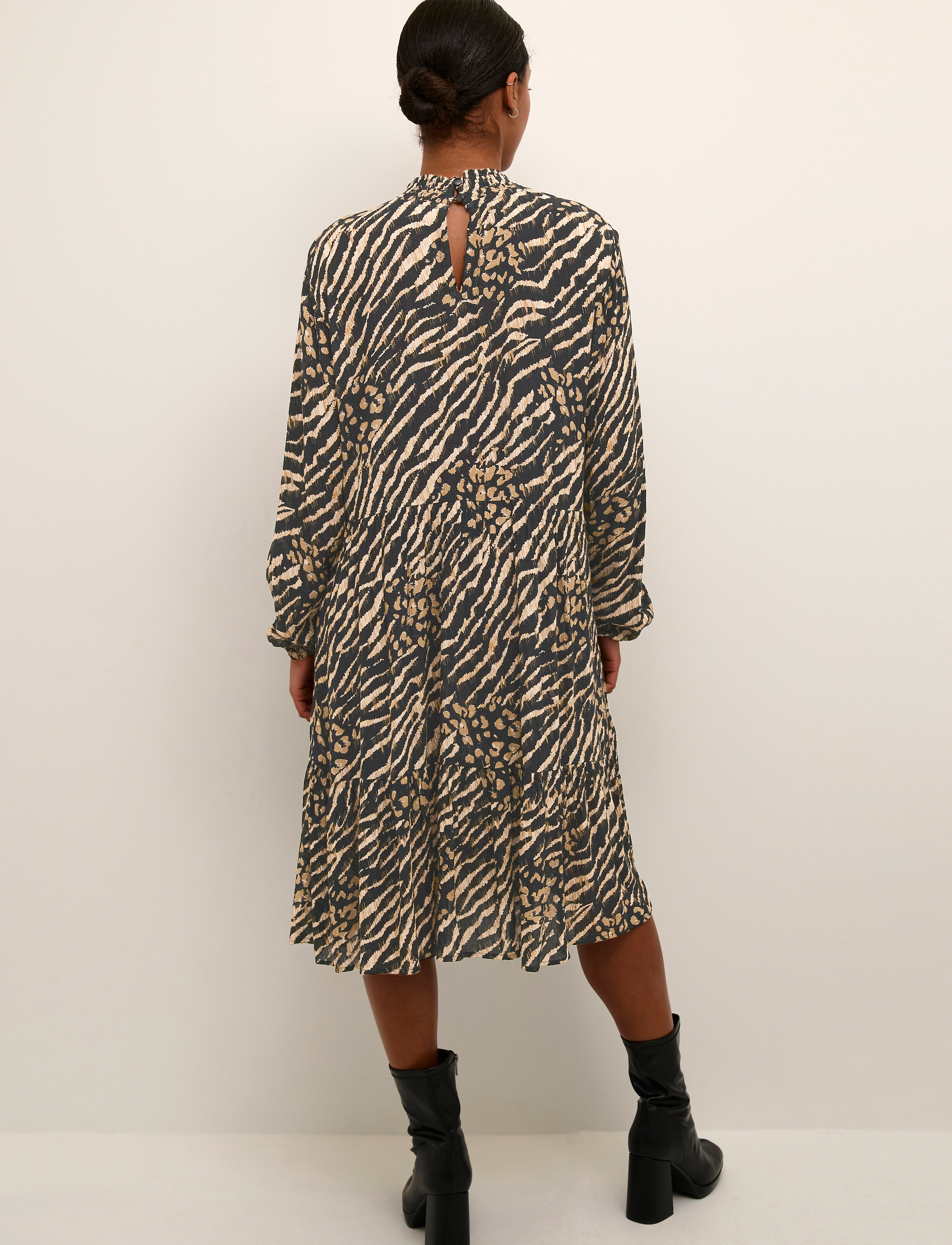 Kaffe - KAamber Smock Dress Printed - midi kjoler - black and brown animal print - 4