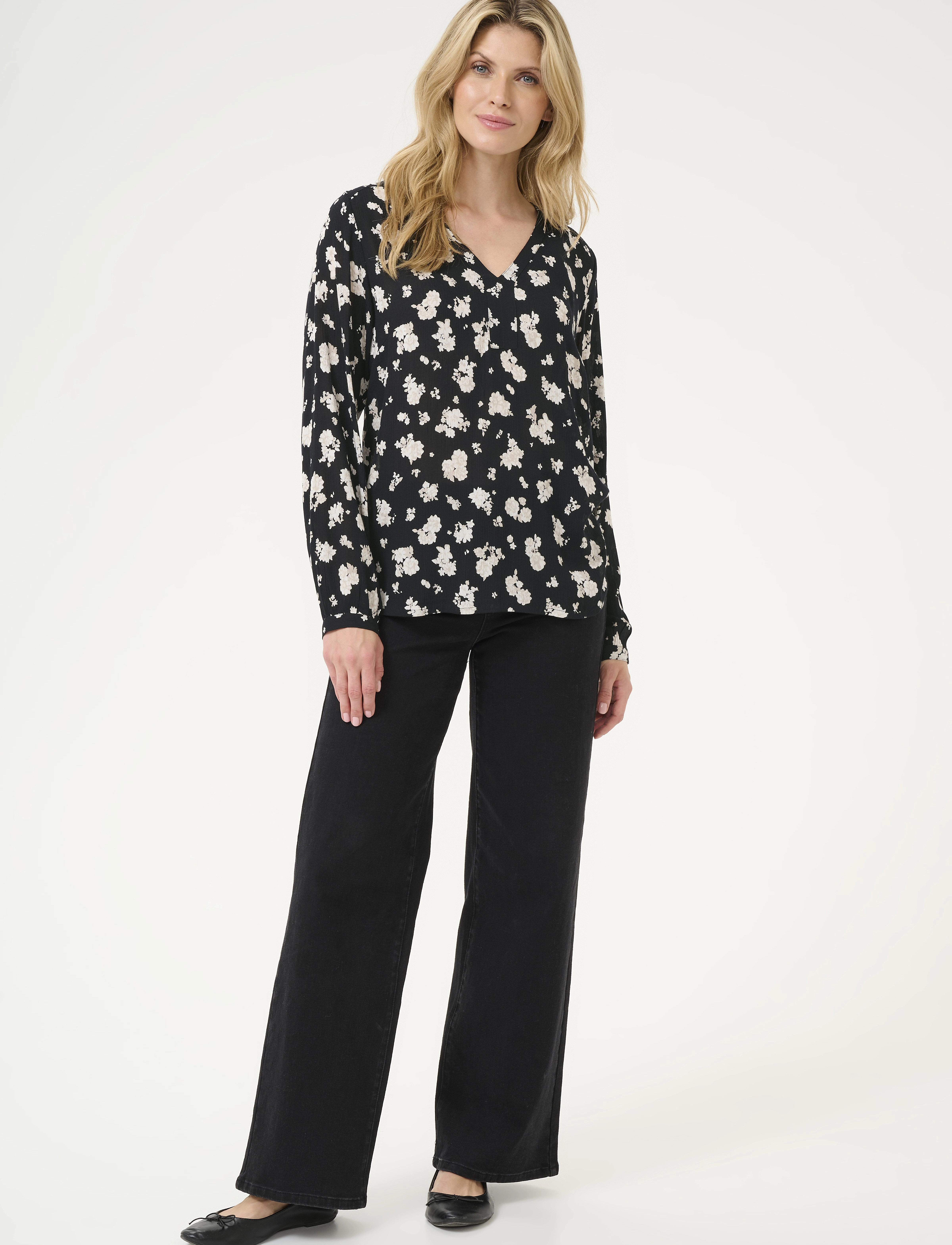 Kaffe - KAamber Blouse LS Printed - långärmade blusar - black/white flower print - 3
