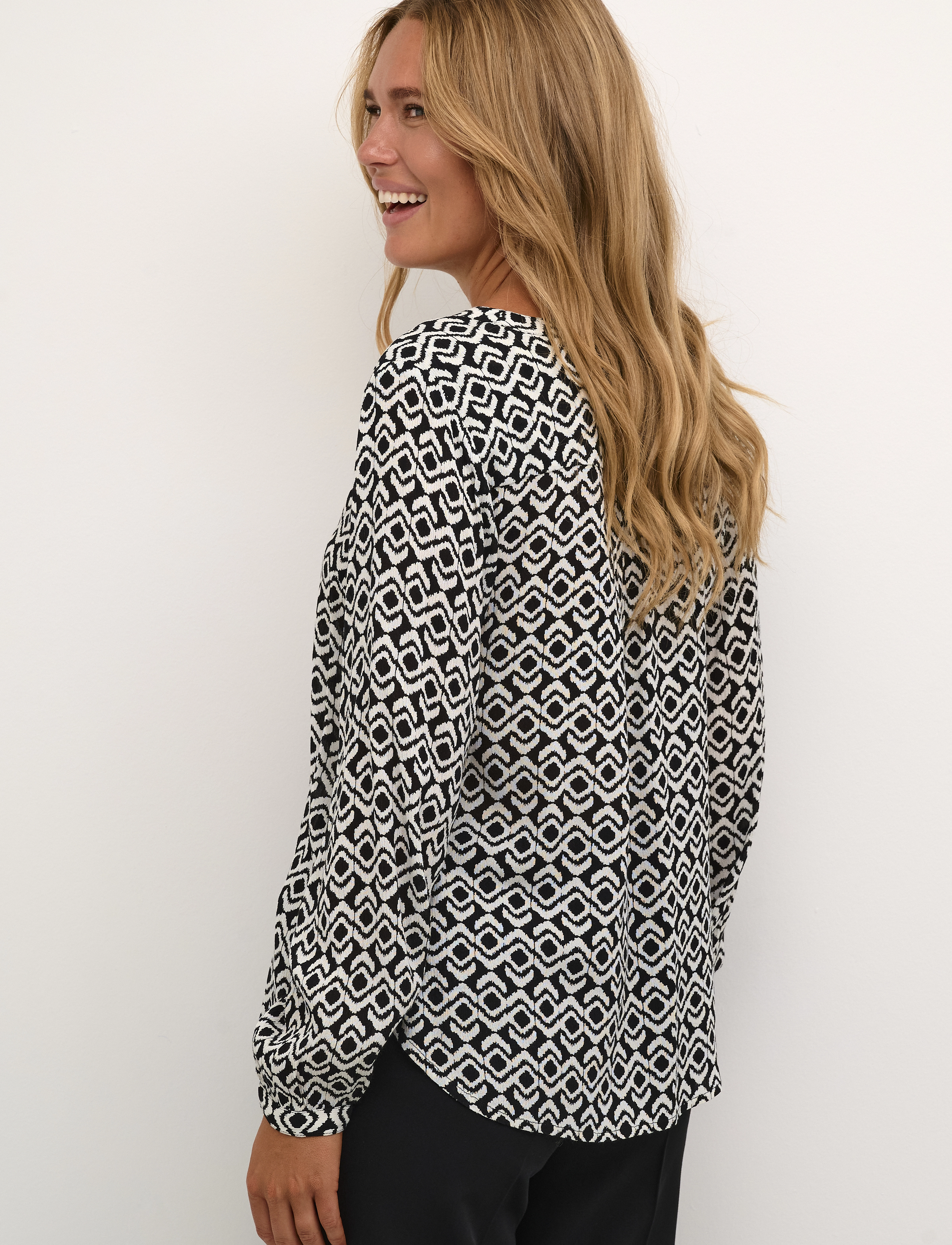 Kaffe - KAamber Blouse LS Printed - pitkähihaiset puserot - black/white graphic - 4
