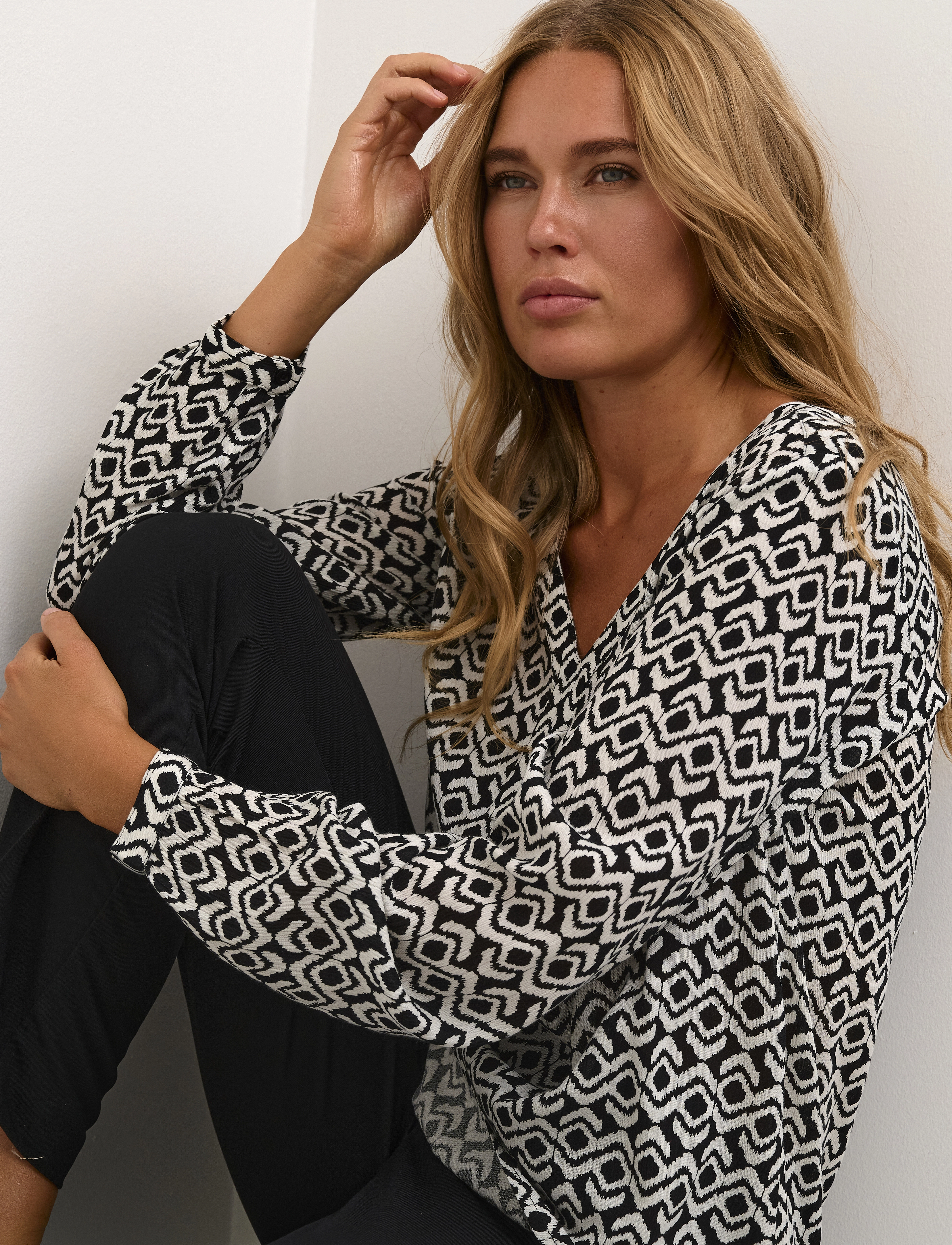 Kaffe - KAamber Blouse LS Printed - pitkähihaiset puserot - black/white graphic - 5