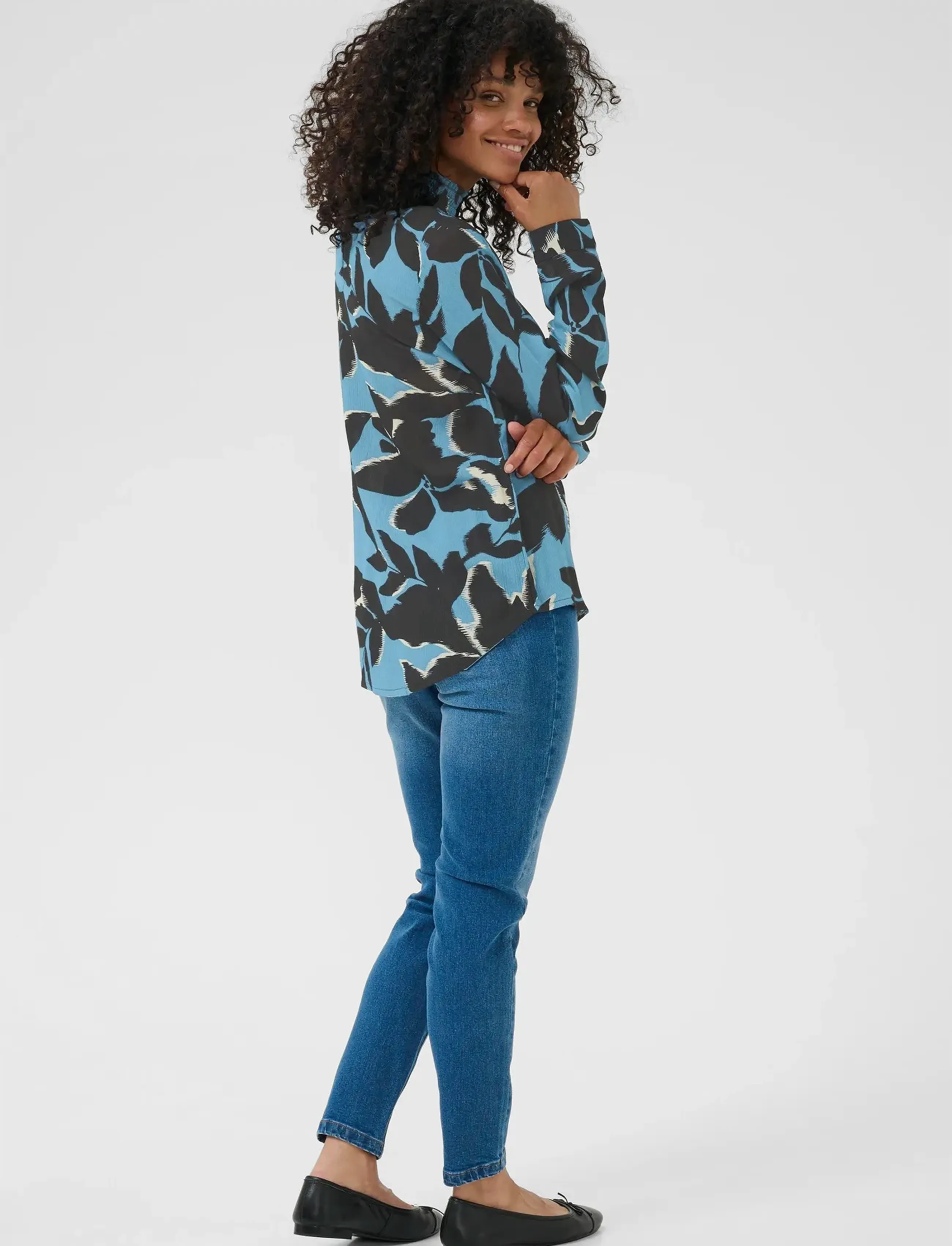 Kaffe - KAamber Smock Blouse Printed - langærmede bluser - windward blue/black flower - 4