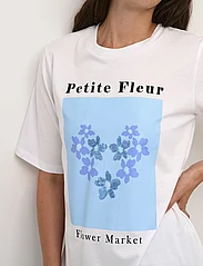 Kaffe - KAdina T-Shirt - t-shirts - optical white / blue flowers - 4
