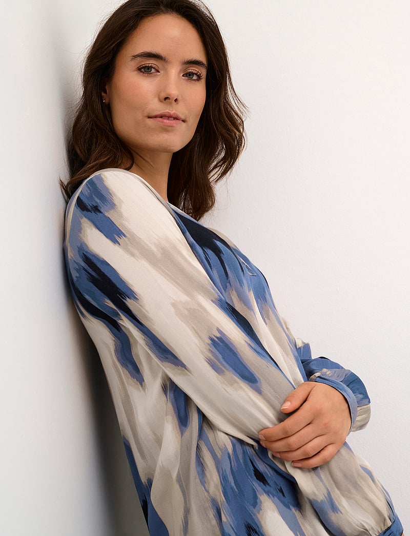 Kaffe - KAbeathe Blouse - långärmade blusar - blue abstract print - 5