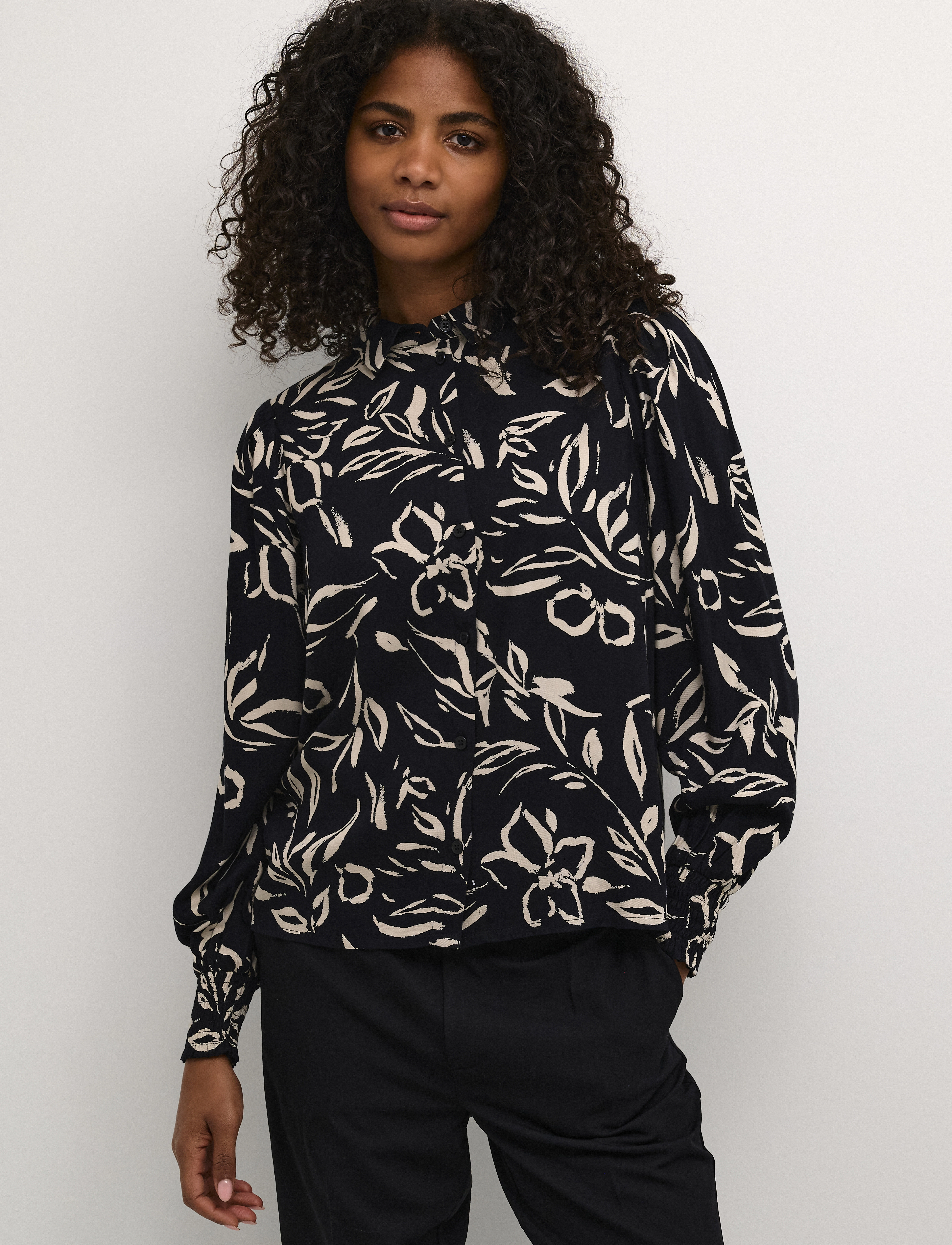 Kaffe - KAforrest Shirt - pikkade varrukatega särgid - black/sand painted flower - 0